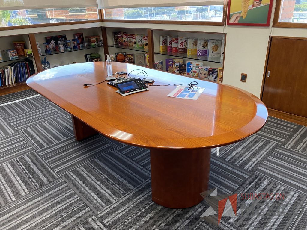 Lote 087 - Mesa de sala de juntas para 4 personas con base y cubierta color café