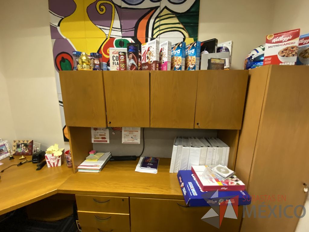 Lote 103 - Escritorio en escuadra con 5 cajones y gabinete superior de 4 puertas color madera - Imagen 8