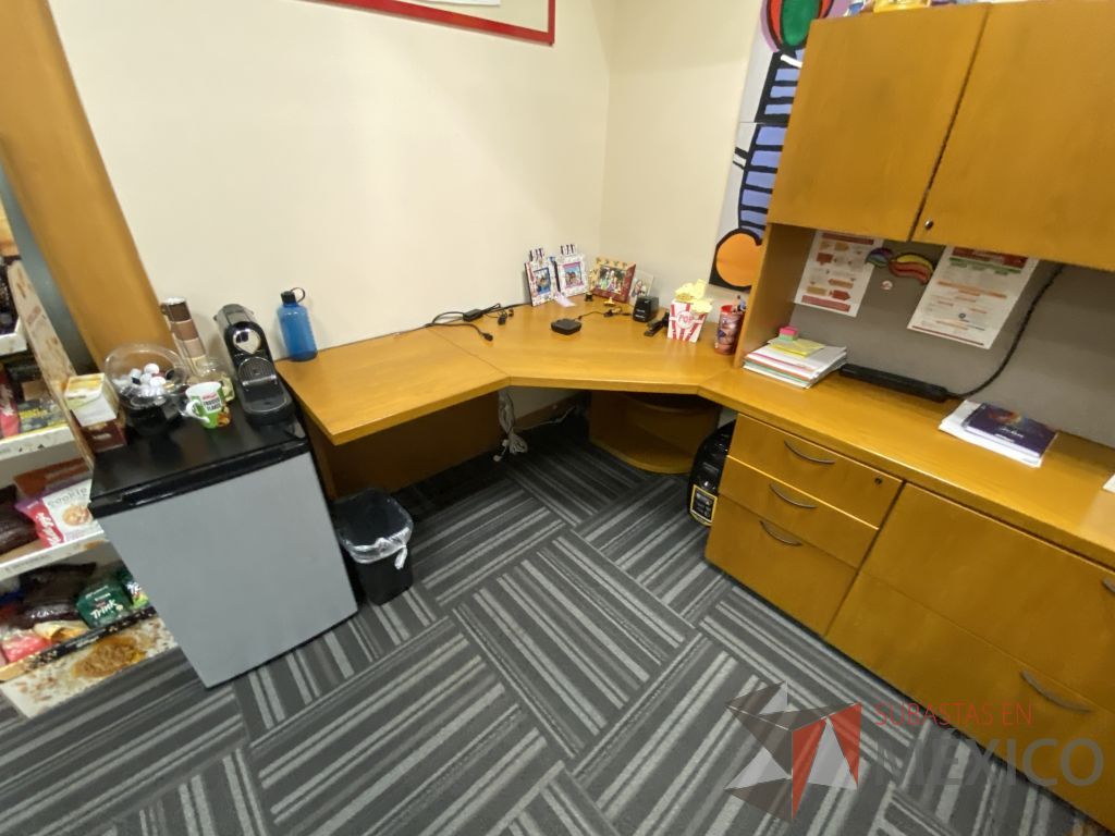 Lote 103 - Escritorio en escuadra con 5 cajones y gabinete superior de 4 puertas color madera
