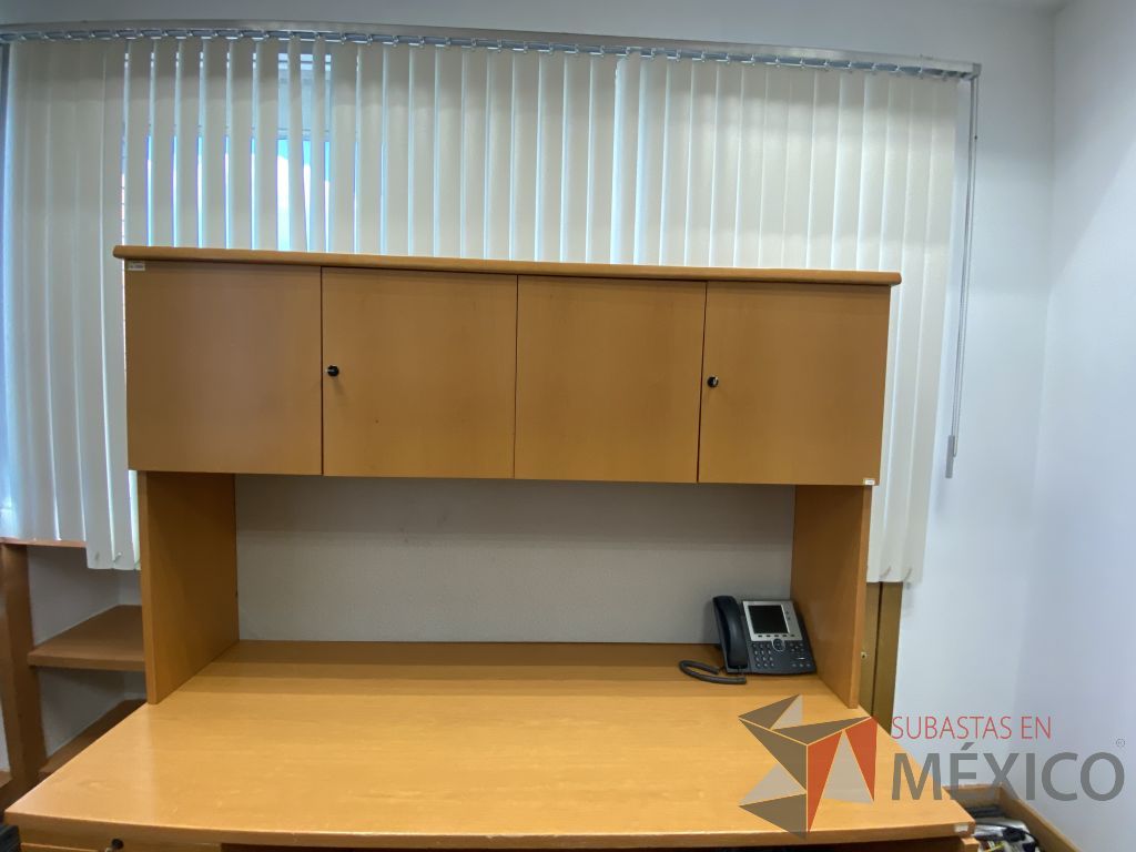 Lote 111 - Escritorio con 3 cajones y gabinete superior de 4 puertas color madera - Imagen 4