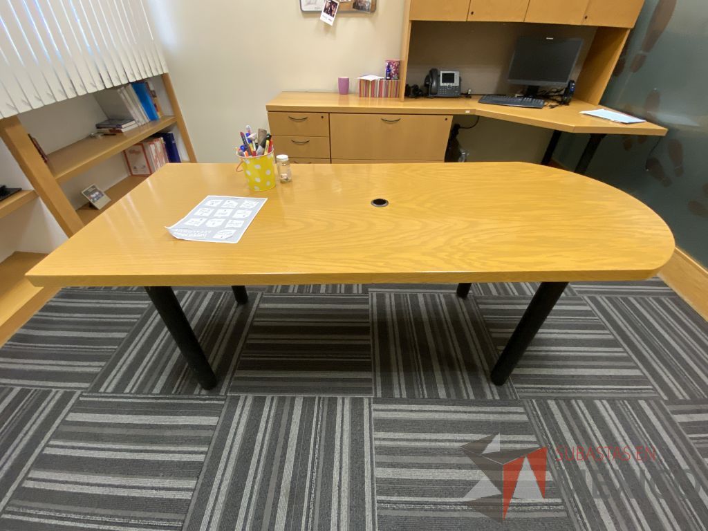 Lote 119 - Mesa de sala de juntas para 4 personas con 4 patas metálicas y cubierta color madera - Imagen 2
