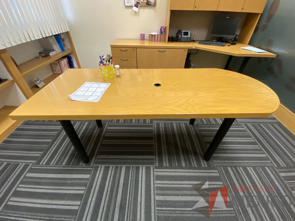 Lote 119 - Mesa de sala de juntas para 4 personas con 4 patas metálicas y cubierta color madera