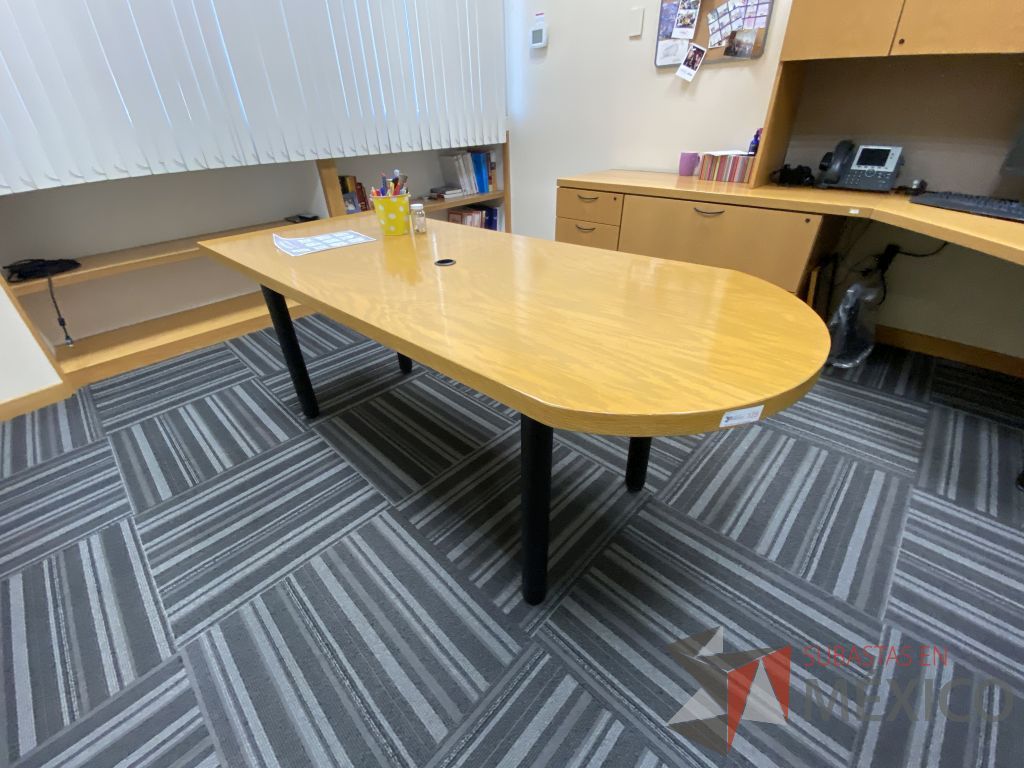 Lote 119 - Mesa de sala de juntas para 4 personas con 4 patas metálicas y cubierta color madera - Imagen 3