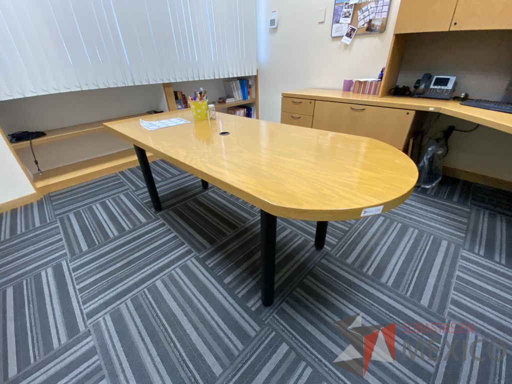 Lote 119 - Mesa de sala de juntas para 4 personas con 4 patas metálicas y cubierta color madera - Imagen 4