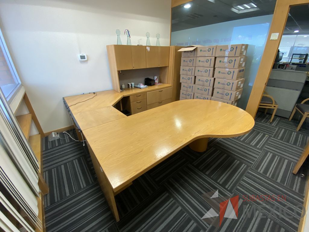 Lote 120 - Escritorio en herradura con 5 cajones y gabinete superior de 4 puertas color madera - Imagen 11