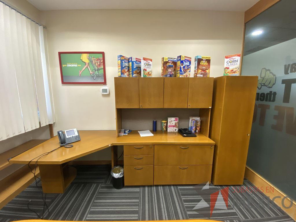 Lote 125 - Escritorio en escuadra con 5 cajones y gabinete superior de 4 puertas color madera - Imagen 6
