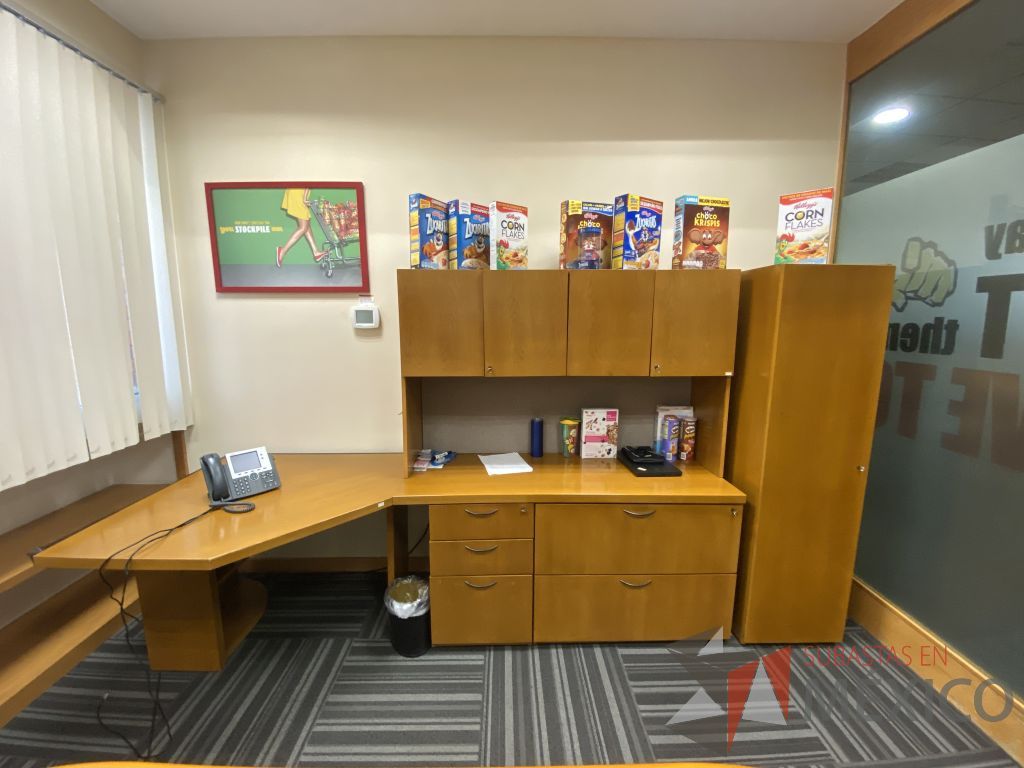 Lote 125 - Escritorio en escuadra con 5 cajones y gabinete superior de 4 puertas color madera