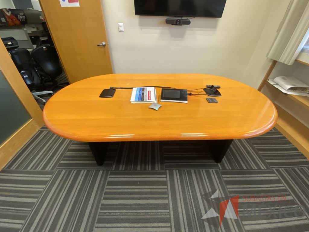 Lote 127 - Mesa de sala de juntas para 4 personas con base color negro, cubierta ovalado color madera - Imagen 2