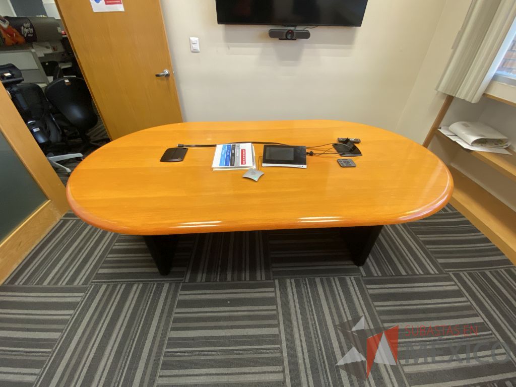 Lote 127 - Mesa de sala de juntas para 4 personas con base color negro, cubierta ovalado color madera