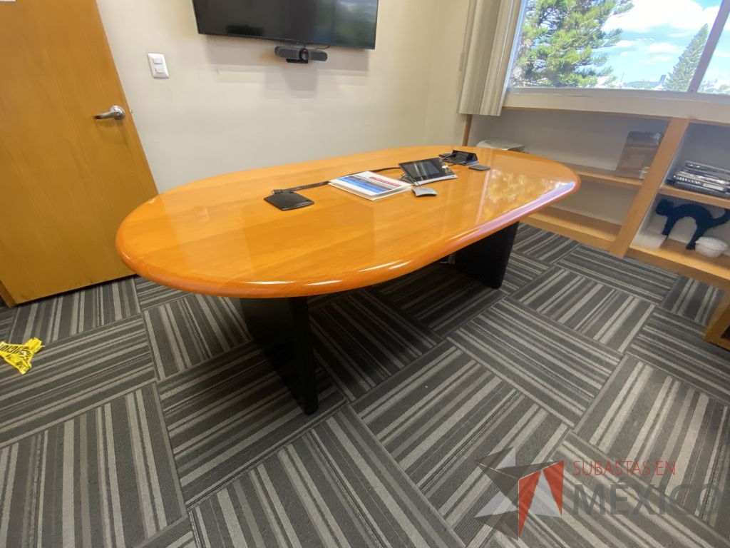 Lote 127 - Mesa de sala de juntas para 4 personas con base color negro, cubierta ovalado color madera - Imagen 3