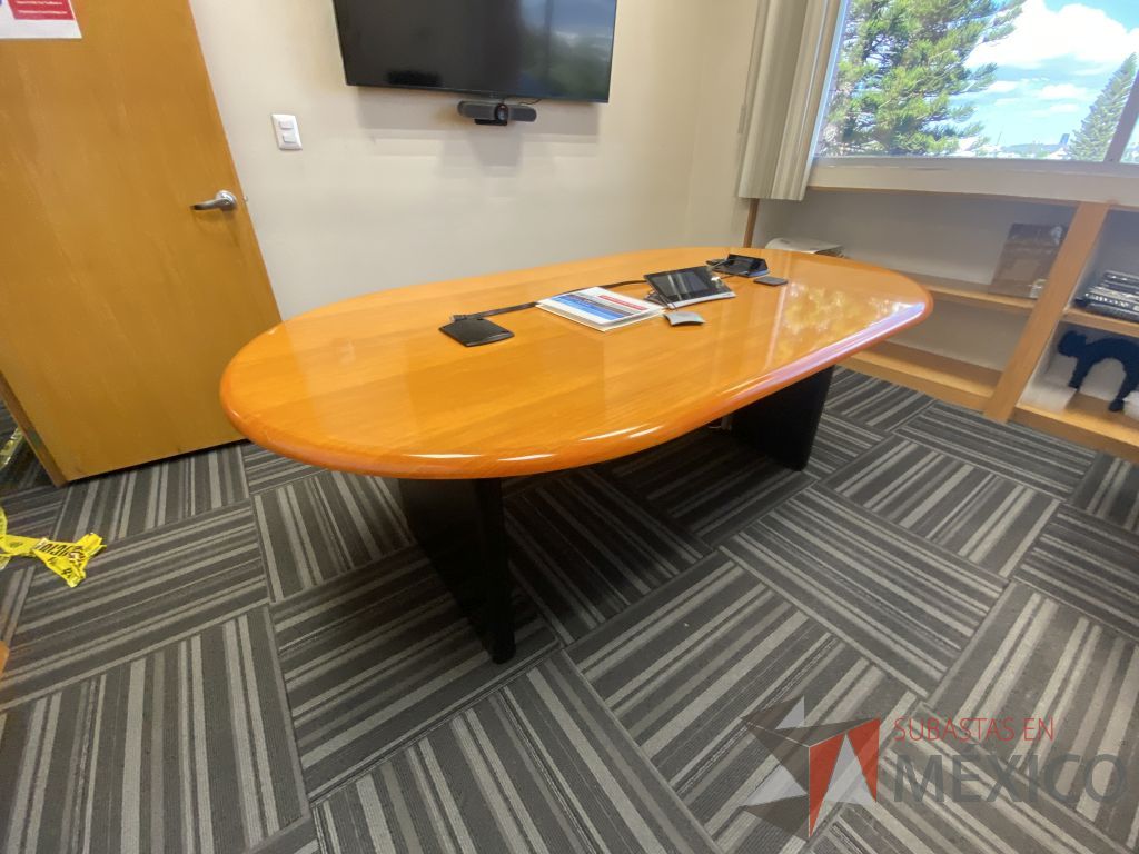 Lote 127 - Mesa de sala de juntas para 4 personas con base color negro, cubierta ovalado color madera - Imagen 4