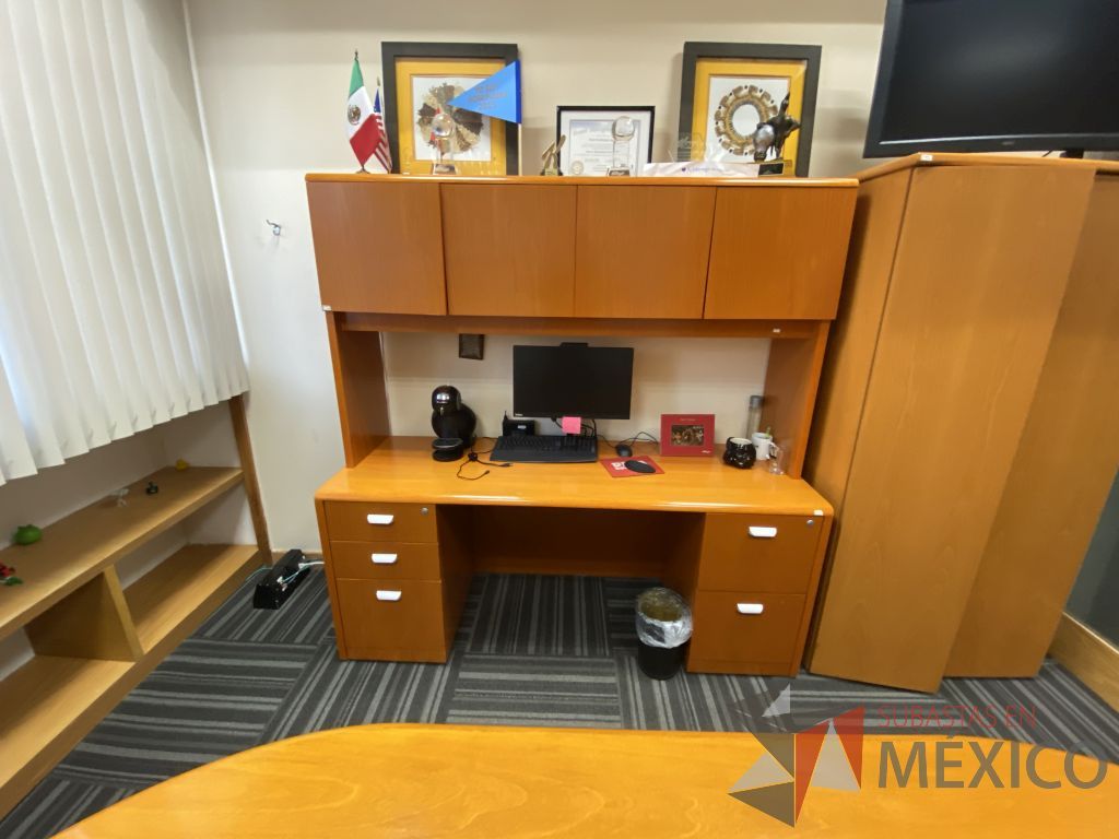 Lote 130 - Escritorio con 5 cajones y gabinete superior de 4 puertas color madera