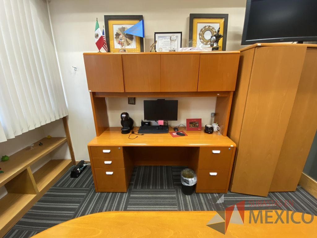 Lote 133 - Escritorio con 5 cajones y gabinete superior de 4 puertas color madera - Imagen 3