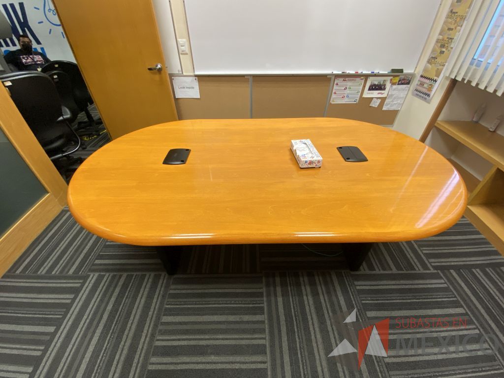 Lote 129 - Mesa de sala de juntas para 4 personas con base color negro, cubierta ovalado color madera y accesorios para conexiones