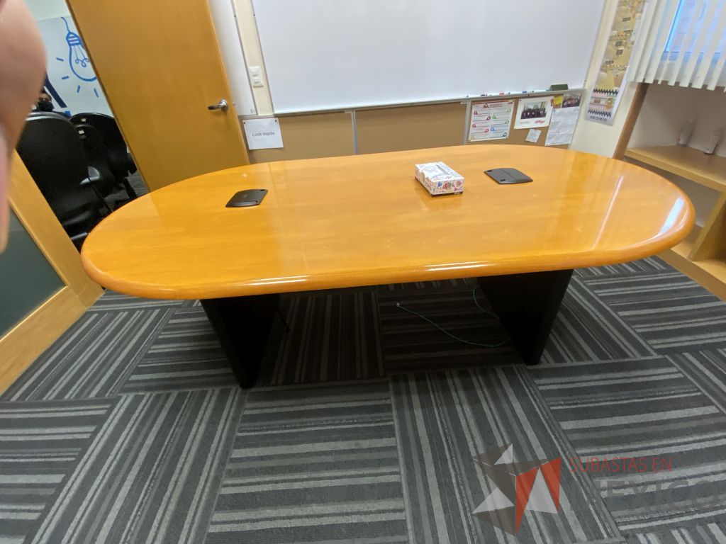 Lote 132 - Mesa de sala de juntas para 4 personas con base color negro,cubierta ovalado color madera y accesorios para conexiones - Imagen 3