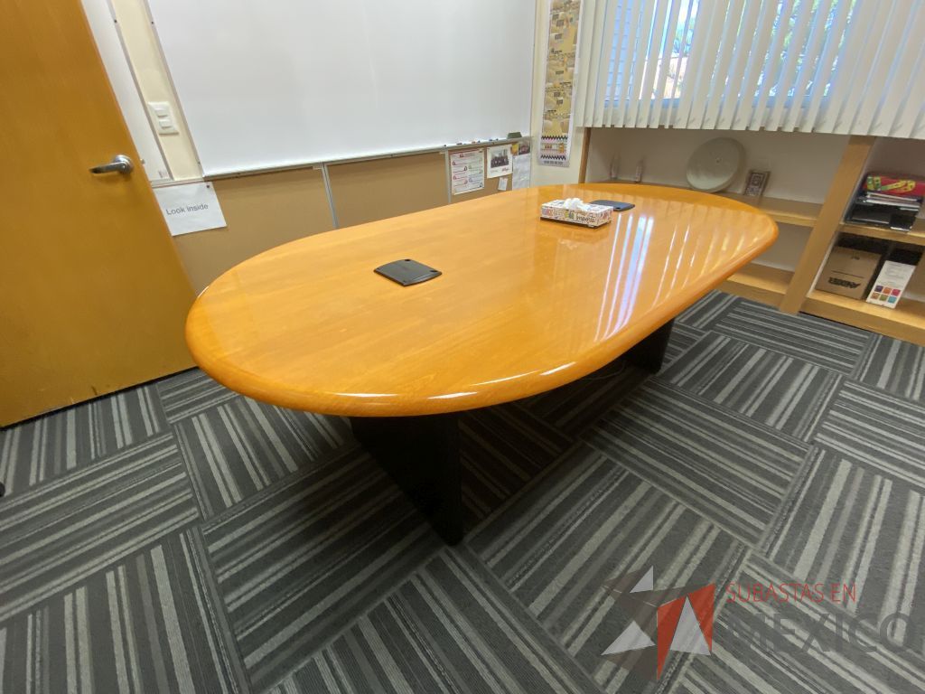 Lote 132 - Mesa de sala de juntas para 4 personas con base color negro,cubierta ovalado color madera y accesorios para conexiones - Imagen 2