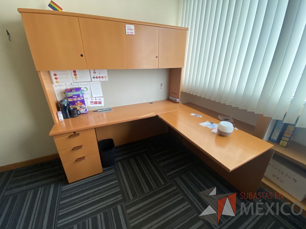 Lote 138 - Escritorio en escuadra con 5 cajones y gabinete superior de 4 puertas color madera