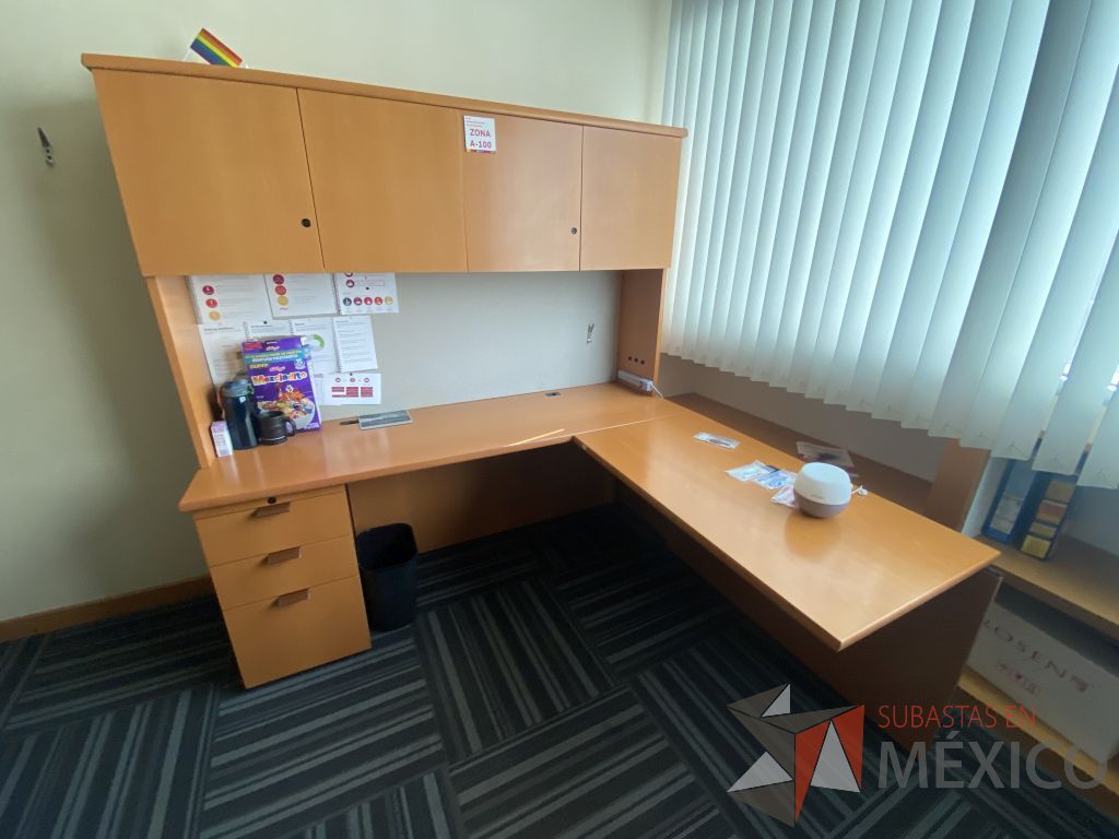 Lote 138 - Escritorio en escuadra con 5 cajones y gabinete superior de 4 puertas color madera - Imagen 2