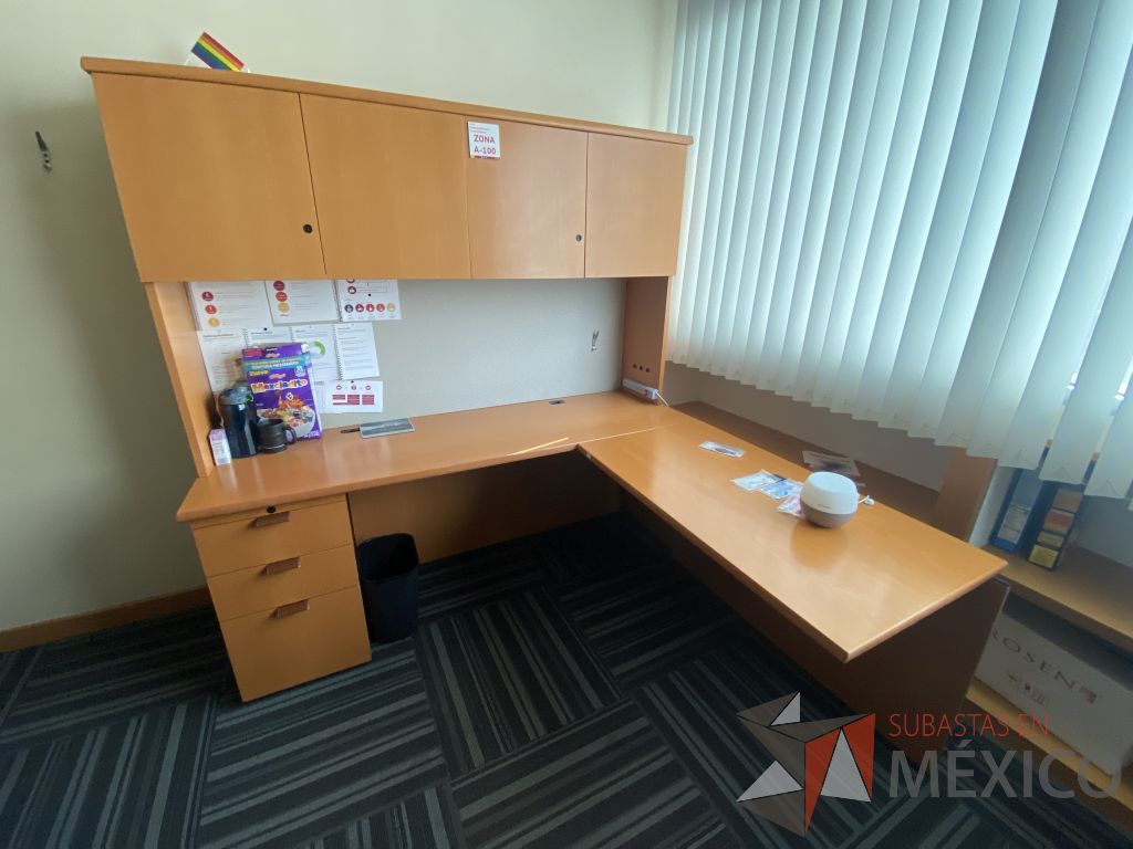 Lote 138 - Escritorio en escuadra con 5 cajones y gabinete superior de 4 puertas color madera - Imagen 3