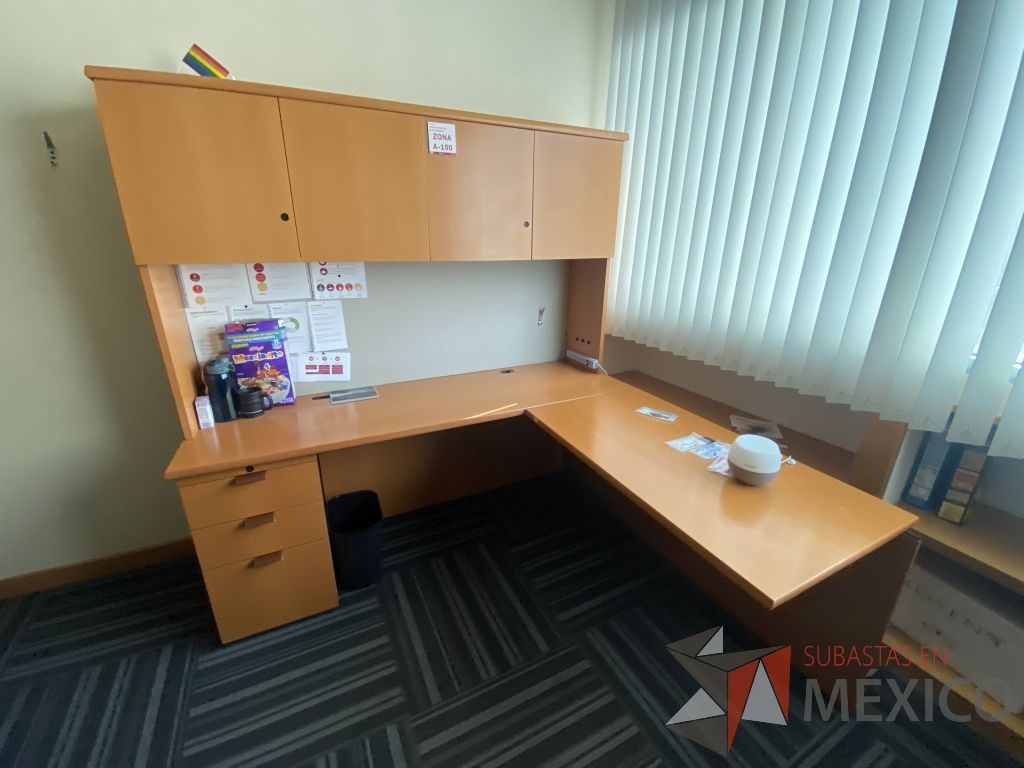 Lote 138 - Escritorio en escuadra con 5 cajones y gabinete superior de 4 puertas color madera - Imagen 4