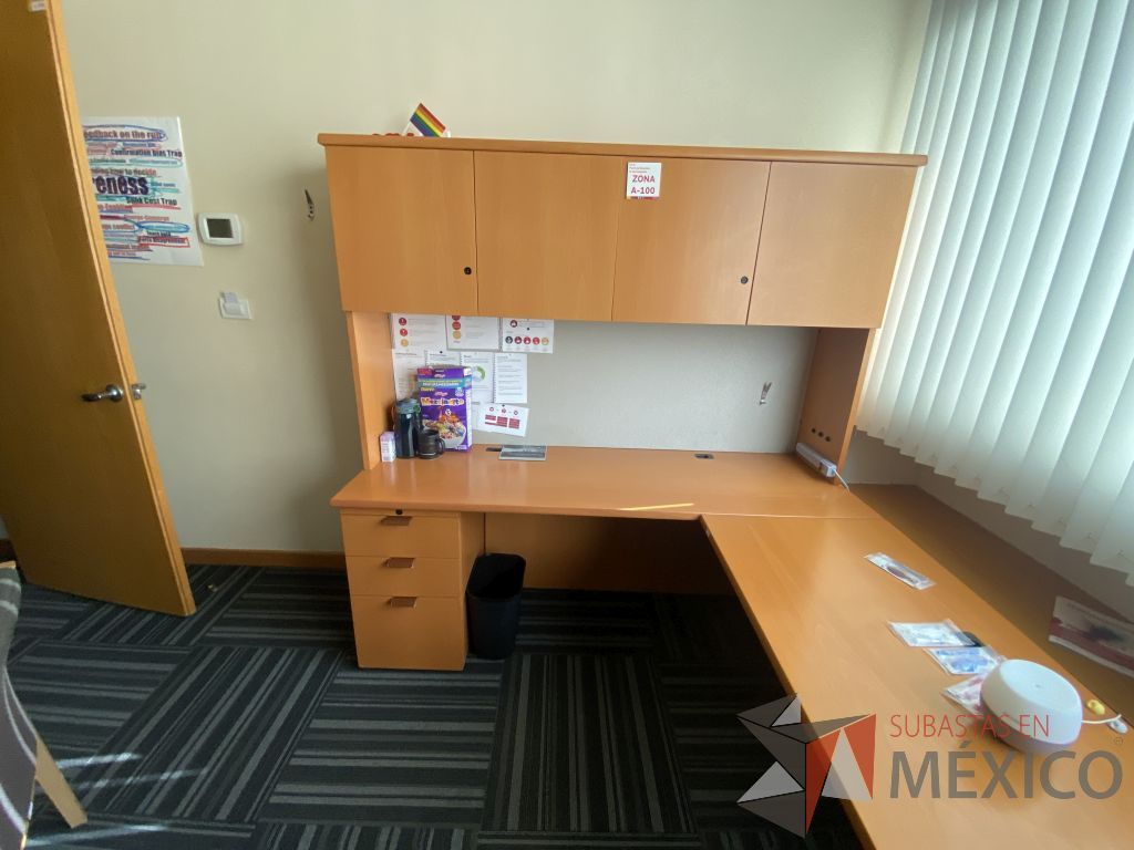 Lote 138 - Escritorio en escuadra con 5 cajones y gabinete superior de 4 puertas color madera - Imagen 5