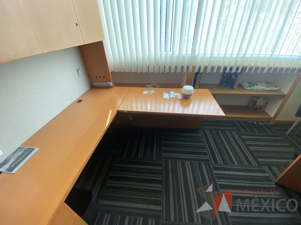 Lote 138 - Escritorio en escuadra con 5 cajones y gabinete superior de 4 puertas color madera - Imagen 7