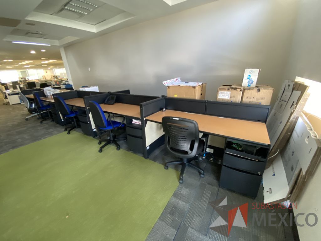 Lote 028 - Estación de trabajo para 10 personas de mampara baja con 10 archiveros metálicos con 2 cajones color negro - Imagen 3