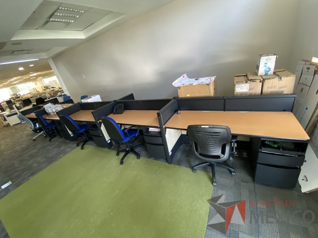Lote 028 - Estación de trabajo para 10 personas de mampara baja con 10 archiveros metálicos con 2 cajones color negro - Imagen 5