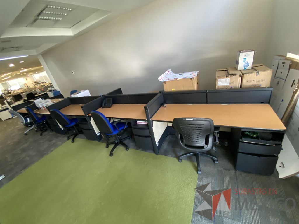 Lote 028 - Estación de trabajo para 10 personas de mampara baja con 10 archiveros metálicos con 2 cajones color negro - Imagen 6