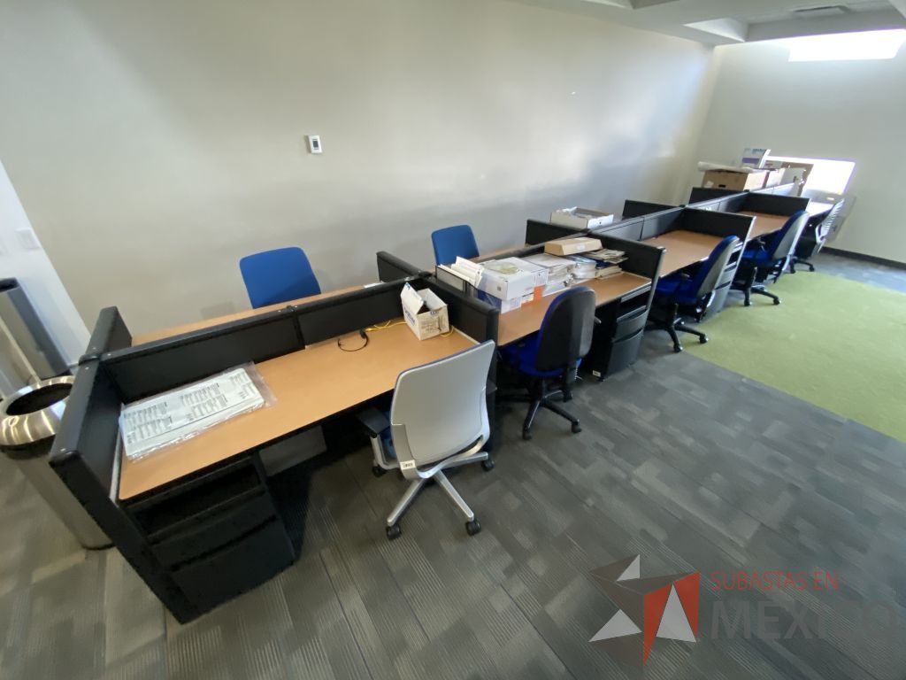Lote 028 - Estación de trabajo para 10 personas de mampara baja con 10 archiveros metálicos con 2 cajones color negro