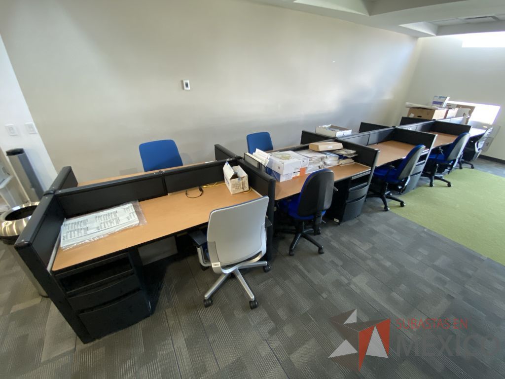 Lote 028 - Estación de trabajo para 10 personas de mampara baja con 10 archiveros metálicos con 2 cajones color negro - Imagen 8