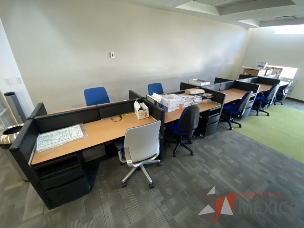 Lote 028 - Estación de trabajo para 10 personas de mampara baja con 10 archiveros metálicos con 2 cajones color negro - Imagen 9
