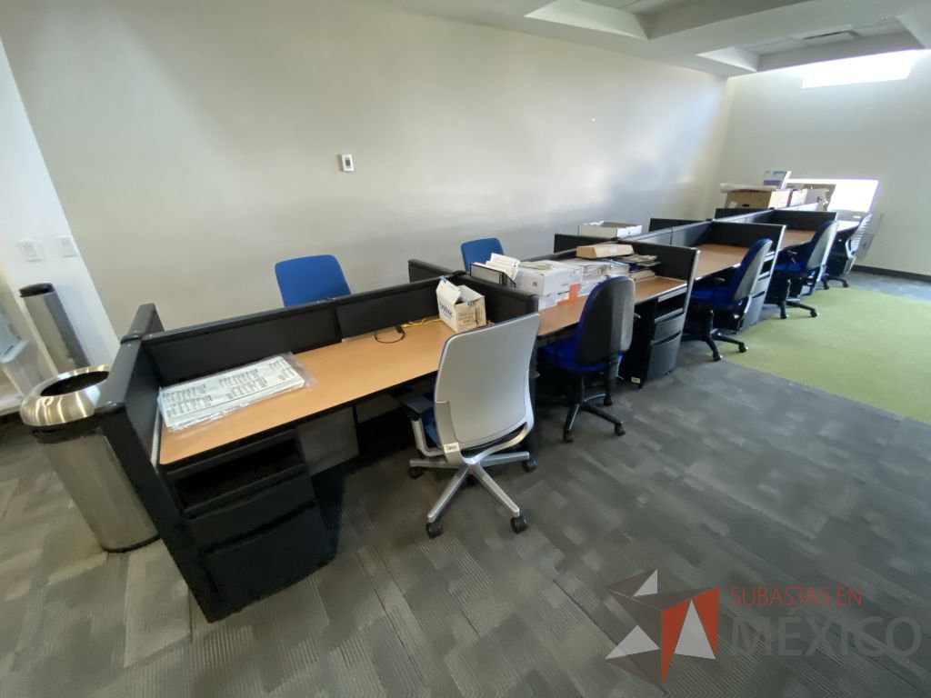 Lote 028 - Estación de trabajo para 10 personas de mampara baja con 10 archiveros metálicos con 2 cajones color negro - Imagen 10