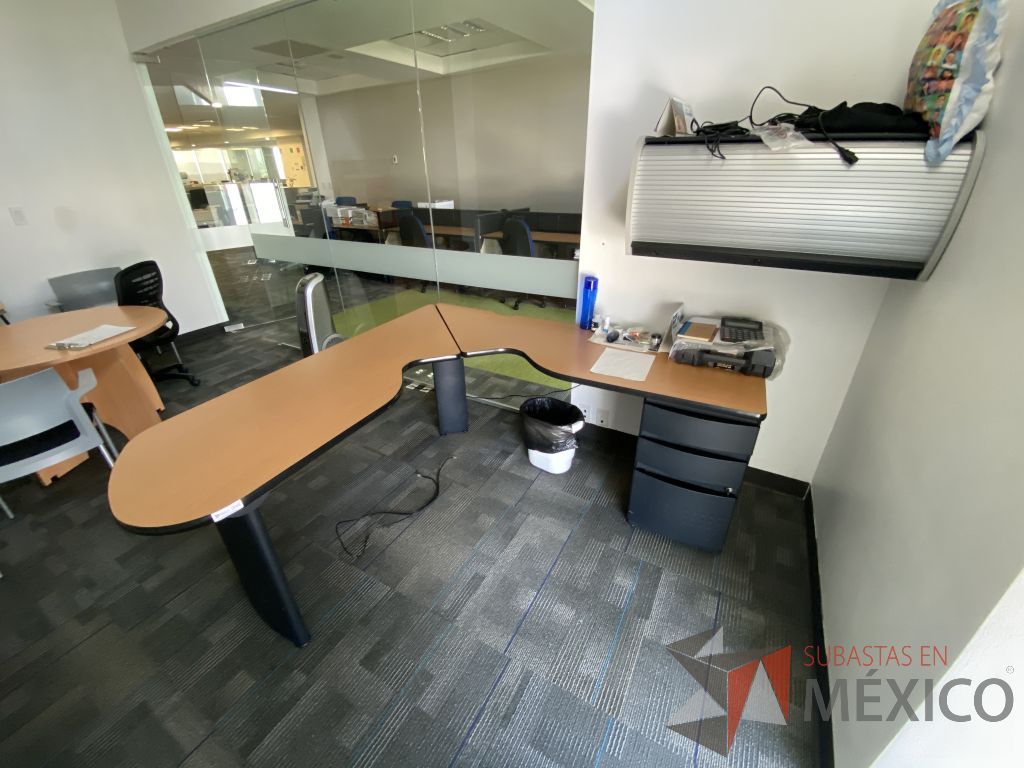 Lote 060 - Escritorio en escuadra con base metálica y archivero de pedestal 3 cajones color negro - Imagen 5