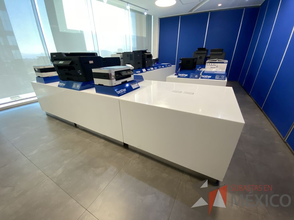 Lote 083 - Gabinete en 3 piezas color blanco con clavijas eléctricas