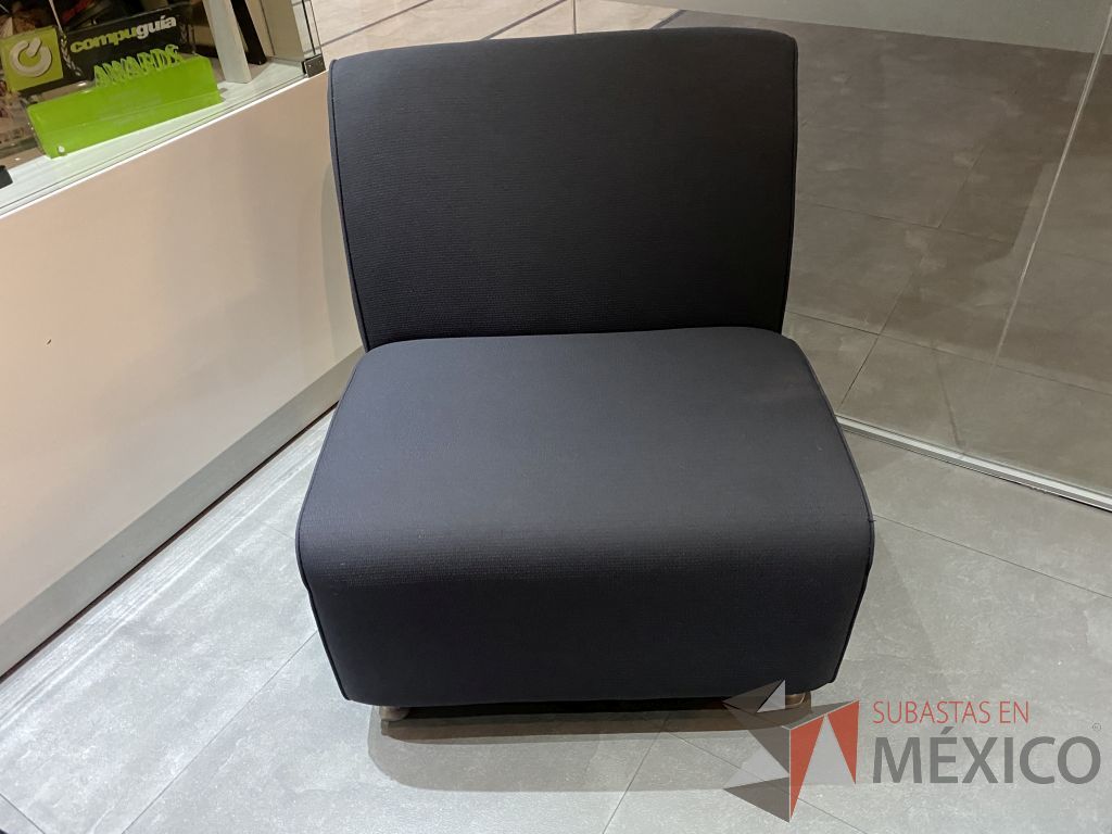 Lote 002 - Sillón de 1 plaza, asiento y respaldo color en tela color gris