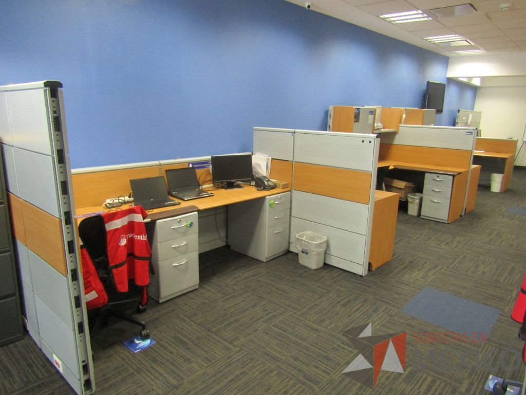 Lote 012 - Estación de trabajo para 6 personas, con 6 archiveros de 3 cajones , 2 gavetas y 2 repisas. - Imagen 2