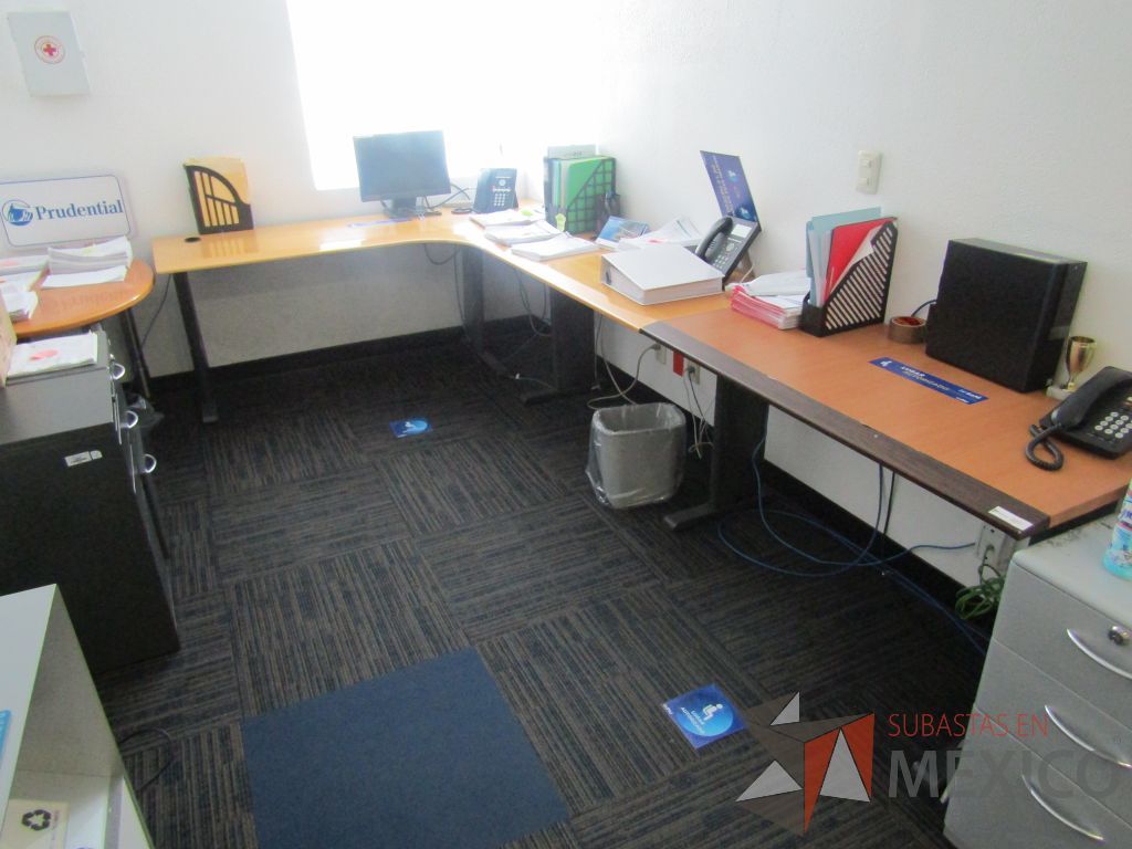 Lote 110 - Estación de trabajo armada con 3 cubiertas , 5 patas metálicas y 5 archiveros de 3 cajones