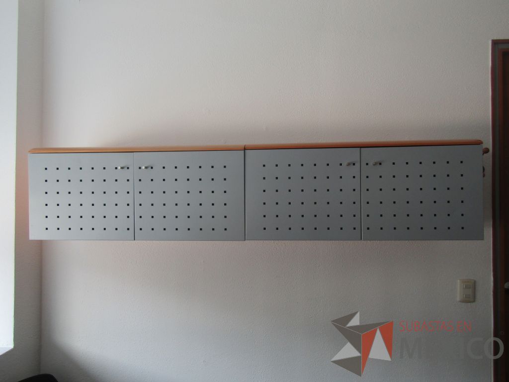 Lote 084 - Escritorio en forma de herradura con orificios para cable, archivero de 3 cajones y 2 repisas con 2 puertas empotradas. - Imagen 3