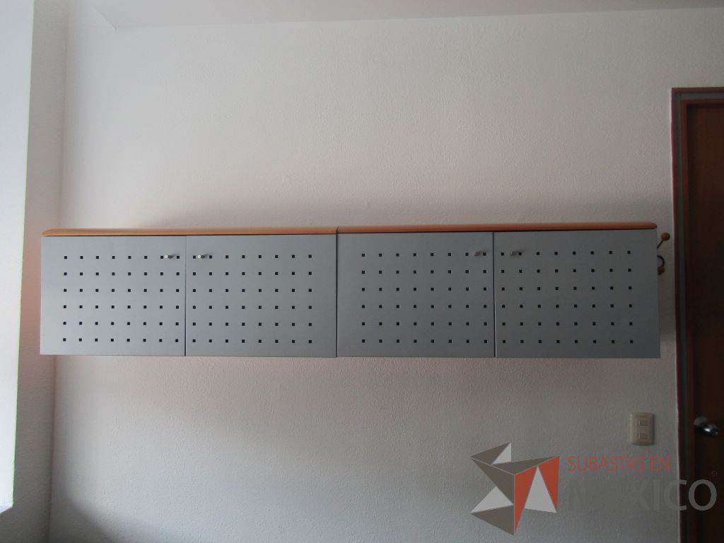 Lote 084 - Escritorio en forma de herradura con orificios para cable, archivero de 3 cajones y 2 repisas con 2 puertas empotradas. - Imagen 4