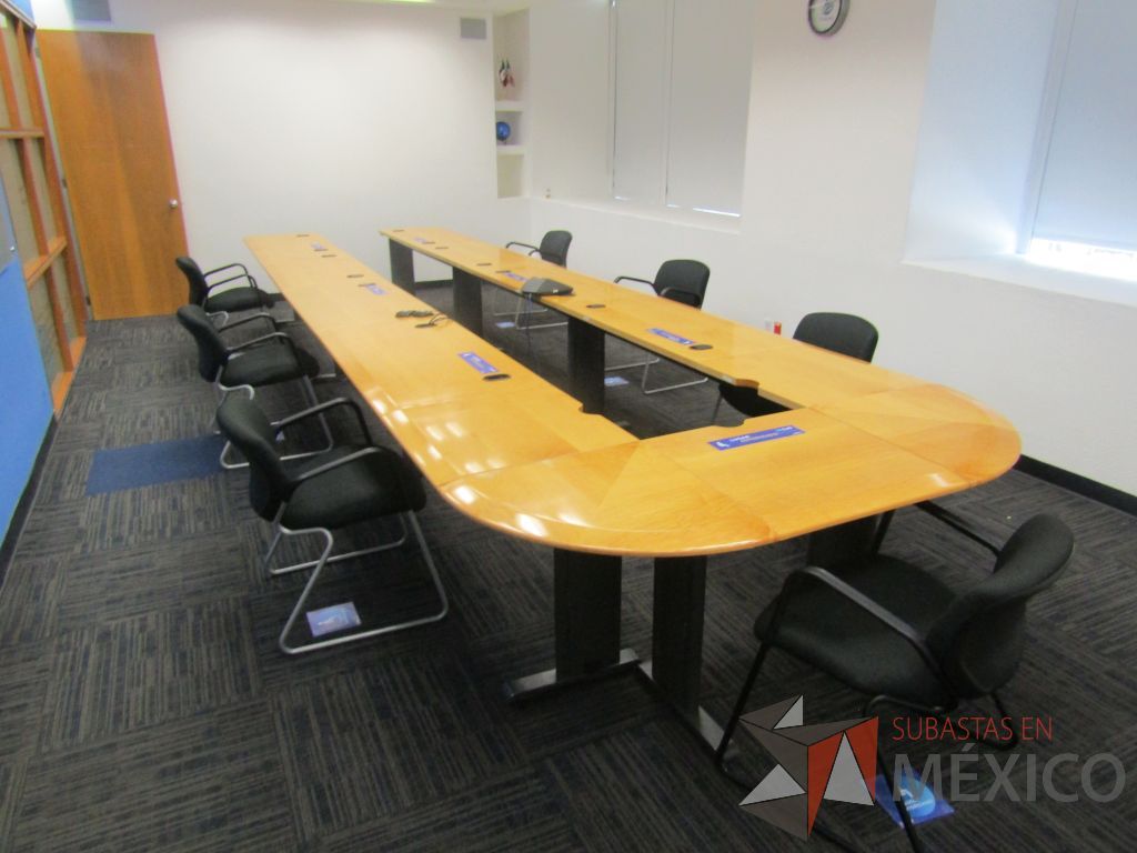 Lote 008 - Mesa de sala de juntas armada, con 10 patas metálicas y 13 cubiertas.