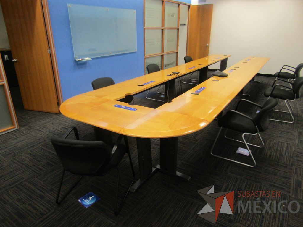 Lote 008 - Mesa de sala de juntas armada, con 10 patas metálicas y 13 cubiertas. - Imagen 2
