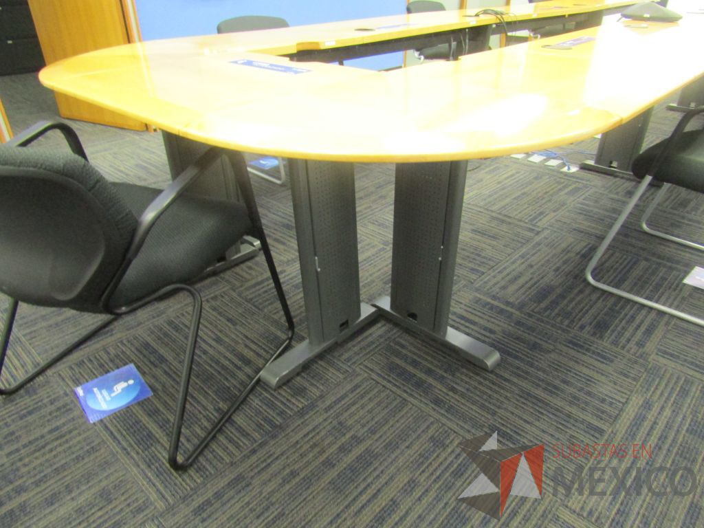 Lote 008 - Mesa de sala de juntas armada, con 10 patas metálicas y 13 cubiertas. - Imagen 3