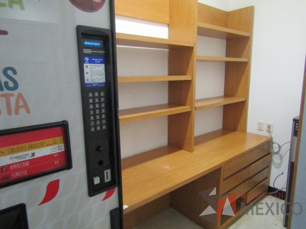 Lote 009 - Mueble con 7 cajones y librero sobrepuesto con 6 entrepaños.