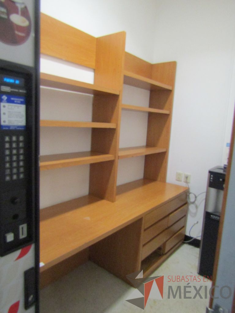 Lote 009 - Mueble con 7 cajones y librero sobrepuesto con 6 entrepaños. - Imagen 2
