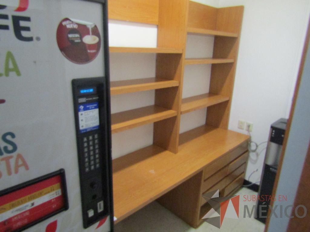 Lote 009 - Mueble con 7 cajones y librero sobrepuesto con 6 entrepaños. - Imagen 3