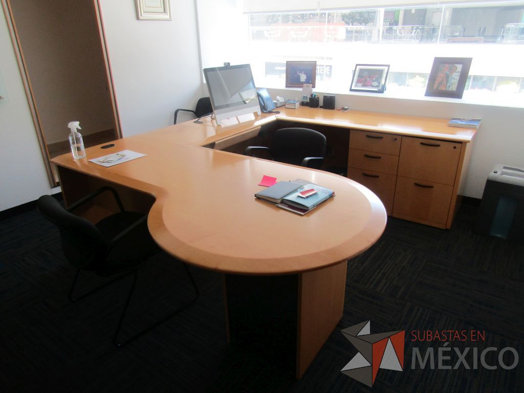 Lote 010 - Oficina ejecutiva con escritorio en forma de herradura, librero y mesa de trabajo