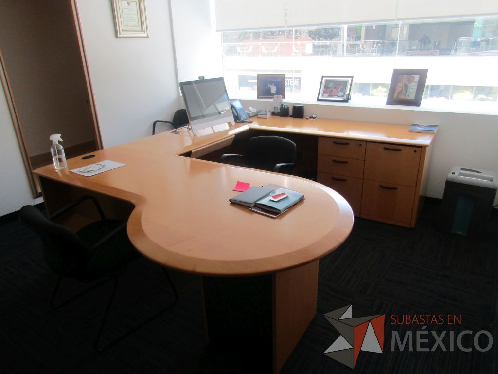 Lote 010 - Oficina ejecutiva con escritorio en forma de herradura, librero y mesa de trabajo - Imagen 2