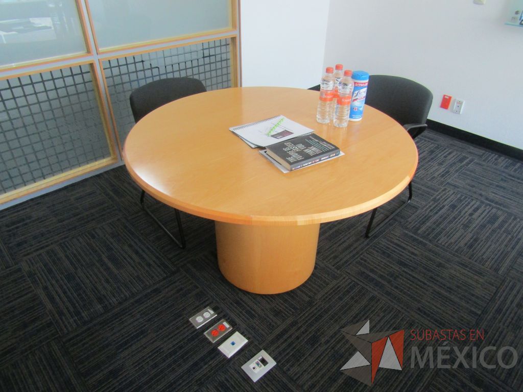 Lote 010 - Oficina ejecutiva con escritorio en forma de herradura, librero y mesa de trabajo - Imagen 4