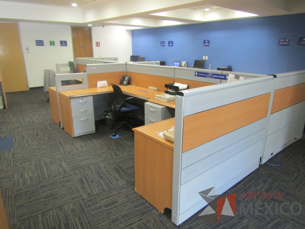 Lote 016 - Estación de trabajo para 8 personas con 8 archiveros de 3 cajones.